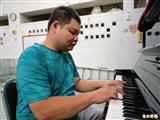 有輕度智能障礙的小傑，年幼曾學過鋼琴，透過不斷練習，還會彈奏「鐵達尼號」